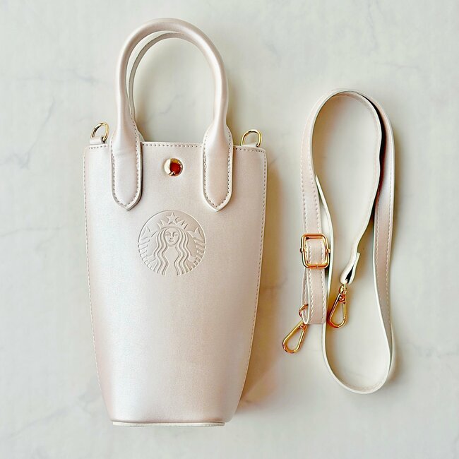 「かわいすぎんか？」「絶対ほしい」スタバの“カップみたいなショルダーバッグ”が素敵すぎる！「これから毎日使います」