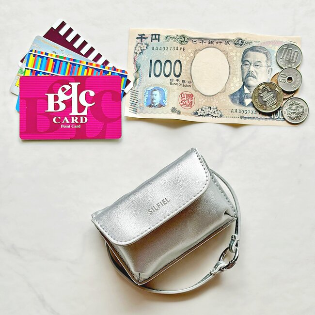 カードや診察券が30枚入った!しまむらの「お財布がいらないミニショルダー」お金やカード、カギをまとめて収納できて天才!