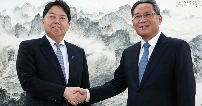 握手をする林芳正外相と中国の李強首相