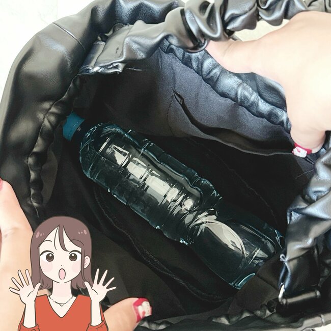 600mlペットボトルがすっぽり入る!3COINSの“高見えバッグ”ころんとしたフォルムがかわいい!「今年のベストバイです!」「ちょうど良いサイズ感」「可愛くて気に入っています」《購入レビュー》
