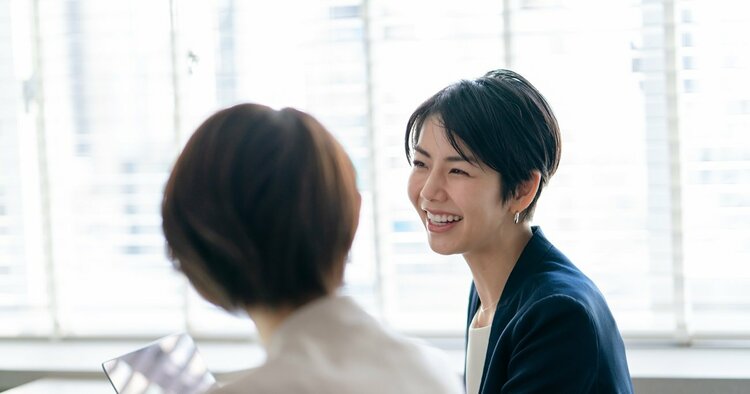 目の前の相手に好かれたい時、普通の人は「それいいですね」とすぐ褒める。では感じのいい人は何と言う？【コンサルが「社長を褒めるな」と教わるワケ】