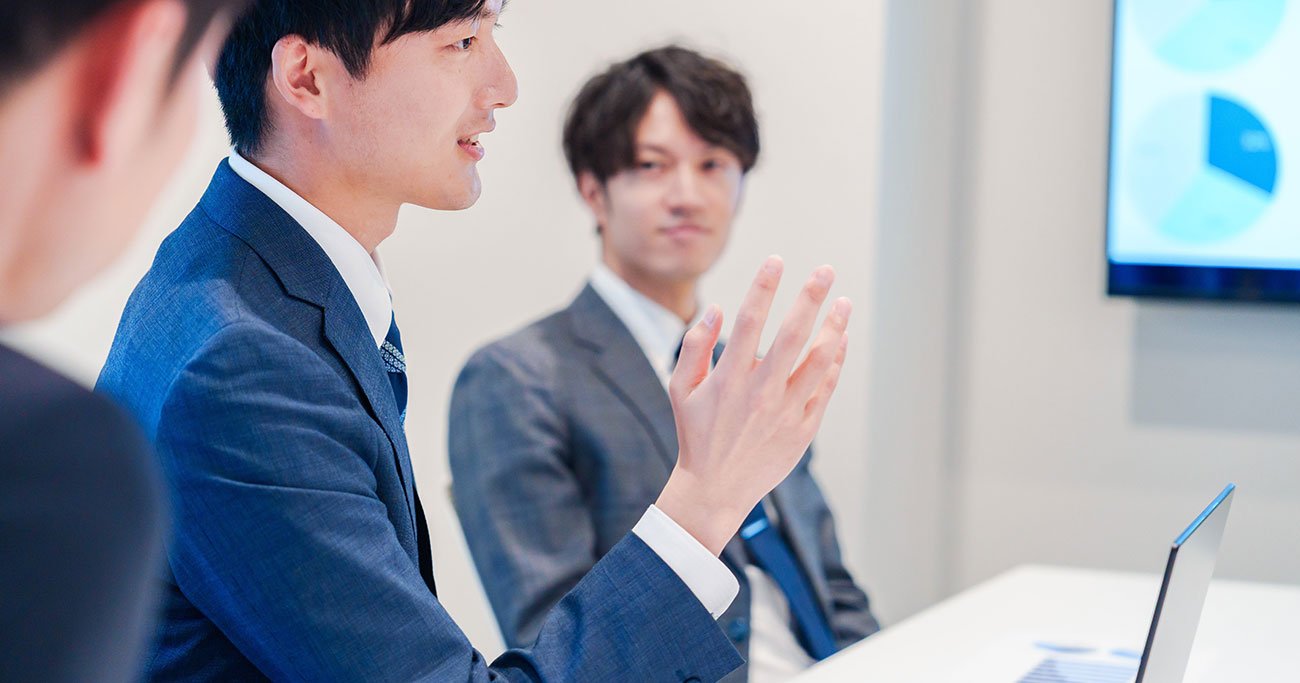 「会議で静まり返ったとき、普通の人は黙る」→ずば抜けて仕事ができる人は、何をする?