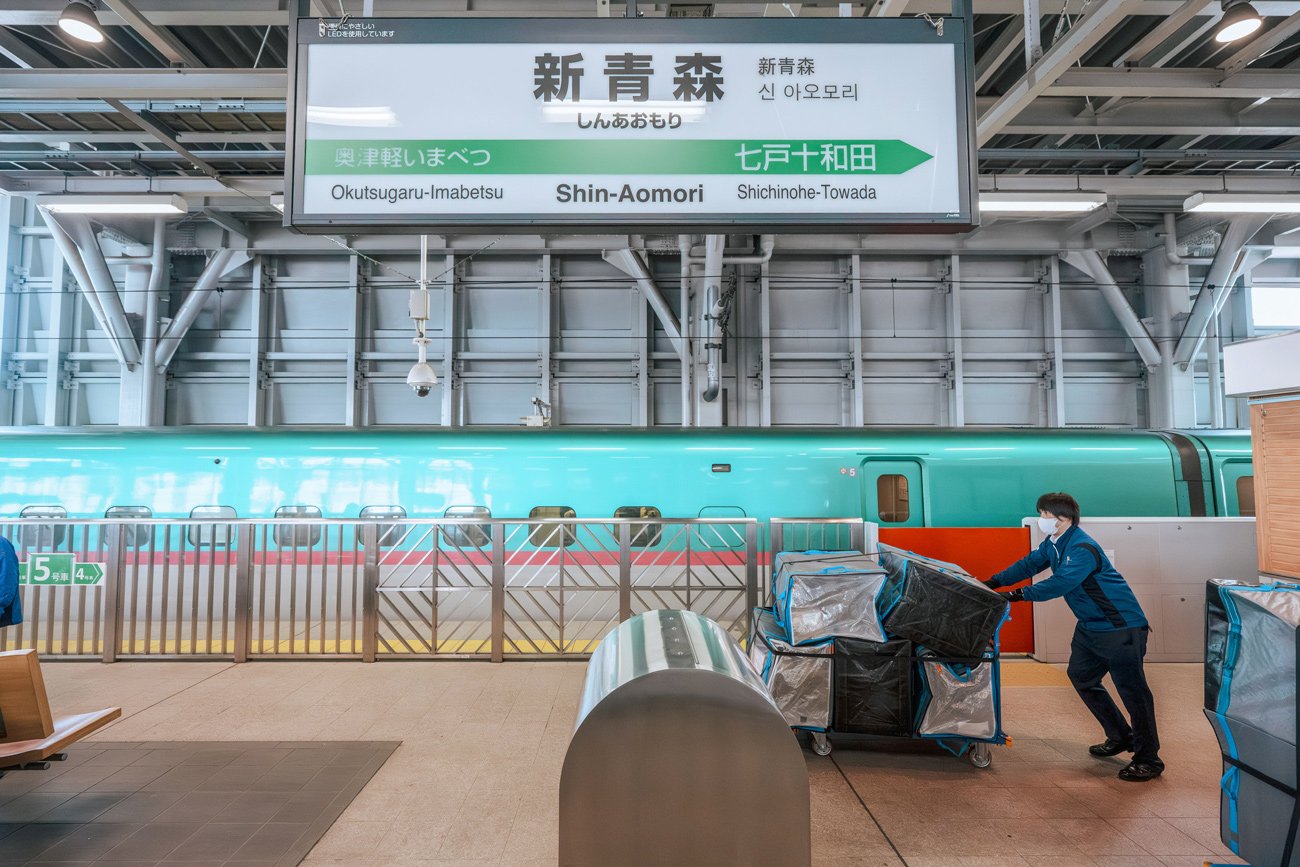 アマゾンが1800億円超を投じた「県」はどこ？巨大物流拠点を開設【新幹線輸送もスタート】