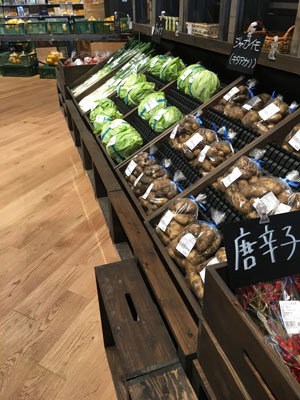 無印良品が運営する道の駅風施設「里のMUJIみんなみの里」の店内