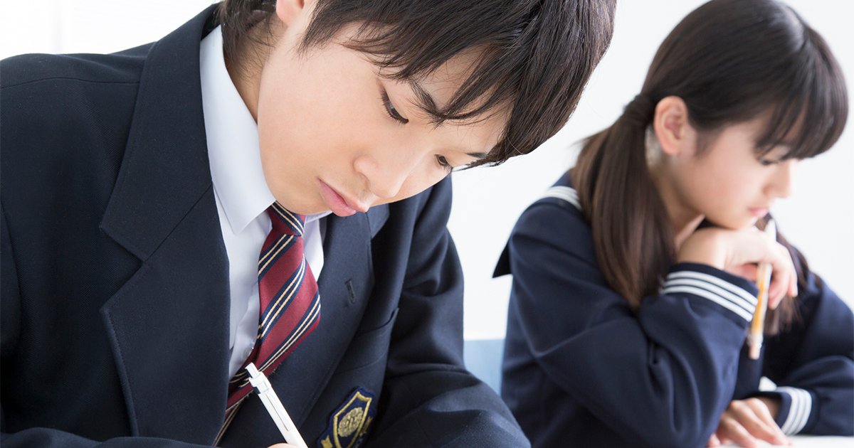 勉強する中学生