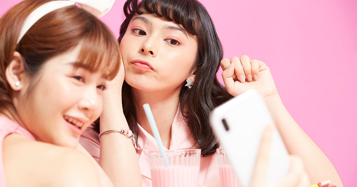 自撮りする若い女性