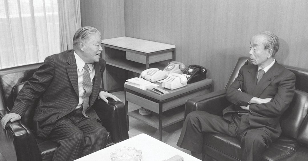 1979年11月5日、首相指名の本会議を前に最終調整の話し合いをする、当時の前首相の福田赳夫（右）と首相の大平正芳