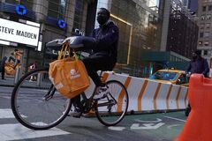 アマゾン、料理宅配のグラブハブと提携