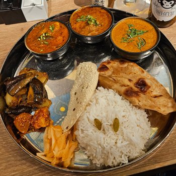 ミールスの例。このように数種類のカレーを並べ、その1つがサンバル、というのが本来の楽しみ方だと思います Photo:DOL