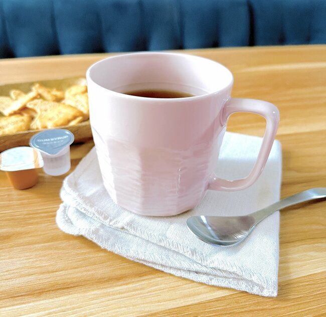 【ニトリ】お値段、間違ってない…？499円の“美濃焼のマグカップ”大容量なのに軽くて持ちやすい！「たっぷり飲み物を入れて飲むのにちょうどいい」「思った以上に持ちやすかった」