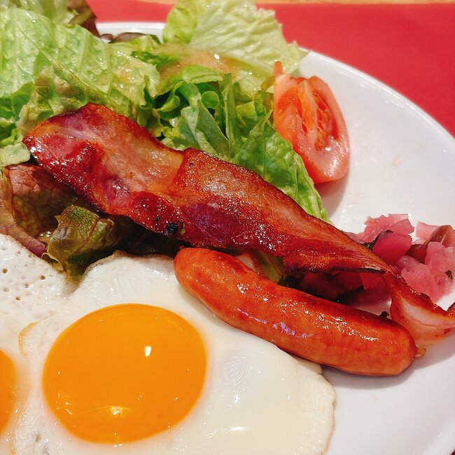 「朝からボリュームがすごい！」ロイヤルホストの“盛りだくさんモーニング”好きなものだらけで幸せ！「なんて贅沢！」「ごはん不足になる」