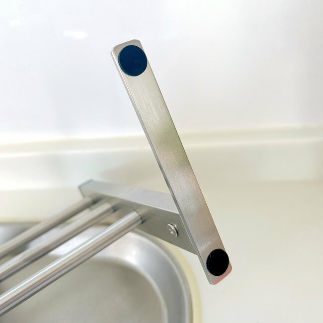 シンクの奥に置けちゃった!ニトリの「浮かせるキッチン収納」が画期的すぎる…!水筒やまな板もスッキリ片付きます!