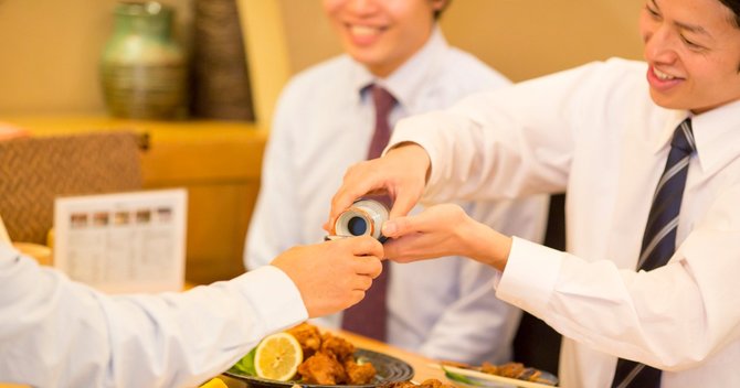 上司へのお酌やお世辞も意外な効果がある!?