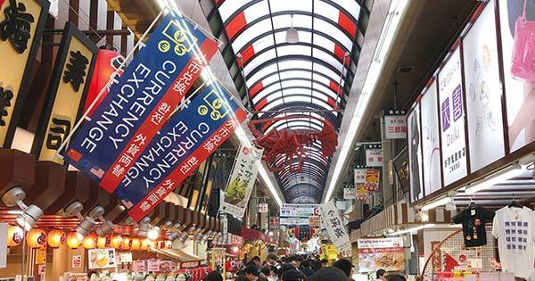 中国語やハングルが書かれた旗を掲げて客を呼び込む商店街