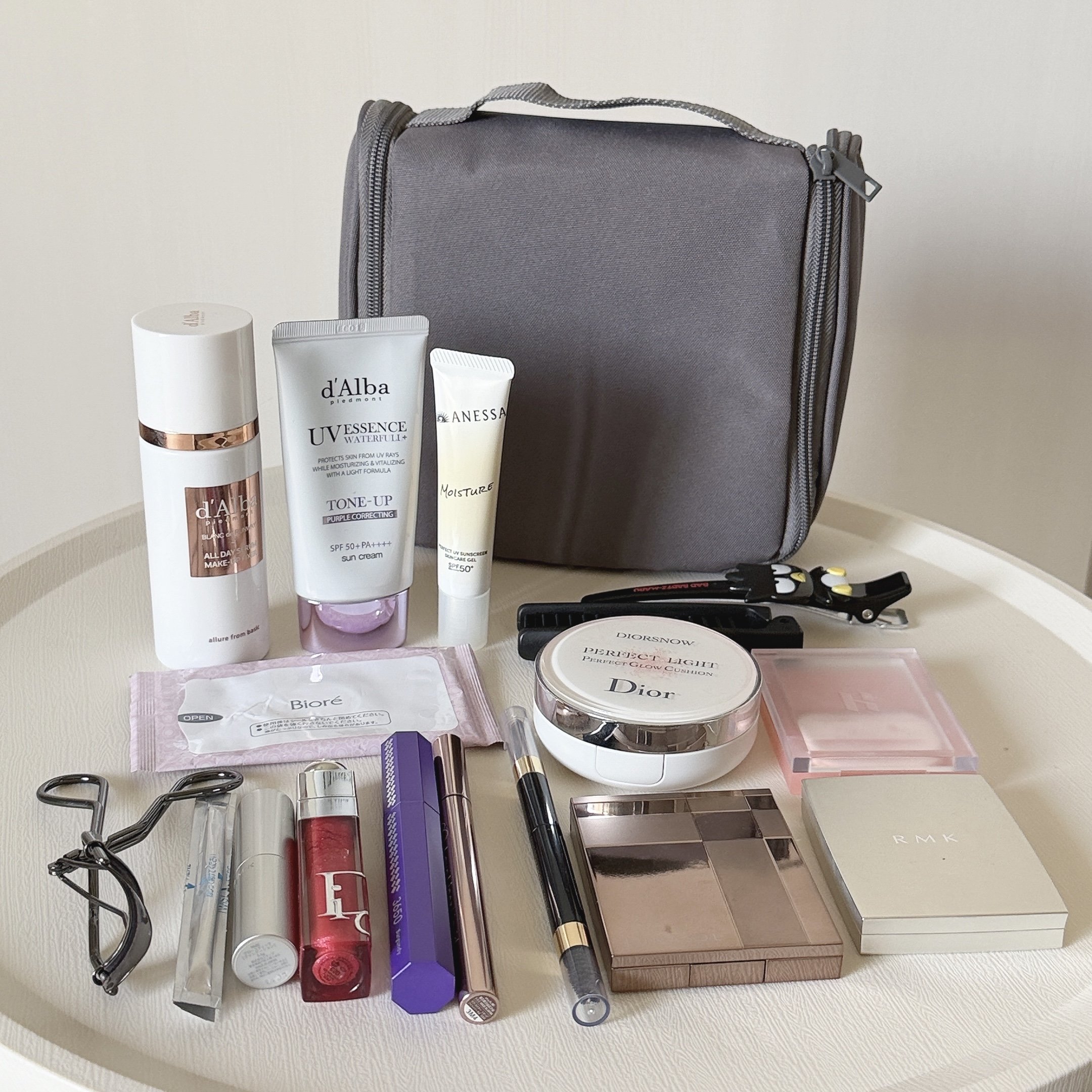 「一度使うと手放せない」「家族全員が愛用中」無印良品の“大容量ポーチ”スキンケアやコスメがたっぷり入って優秀！「旅行の必需品」