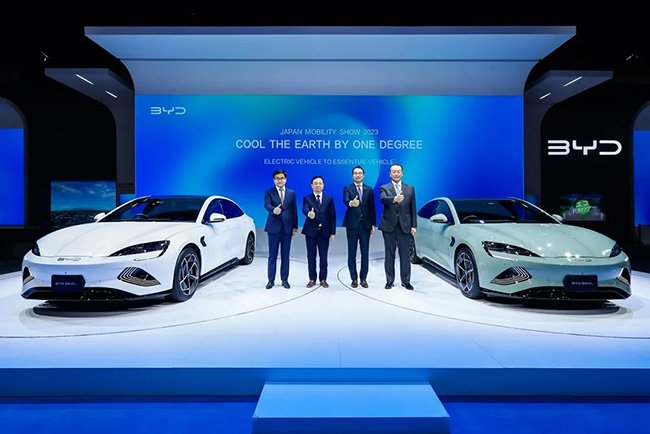 2023年10月のジャパンモビリティショー。左から2番目が王伝福総裁、一番右が東福寺氏（BYDプレスリリース）