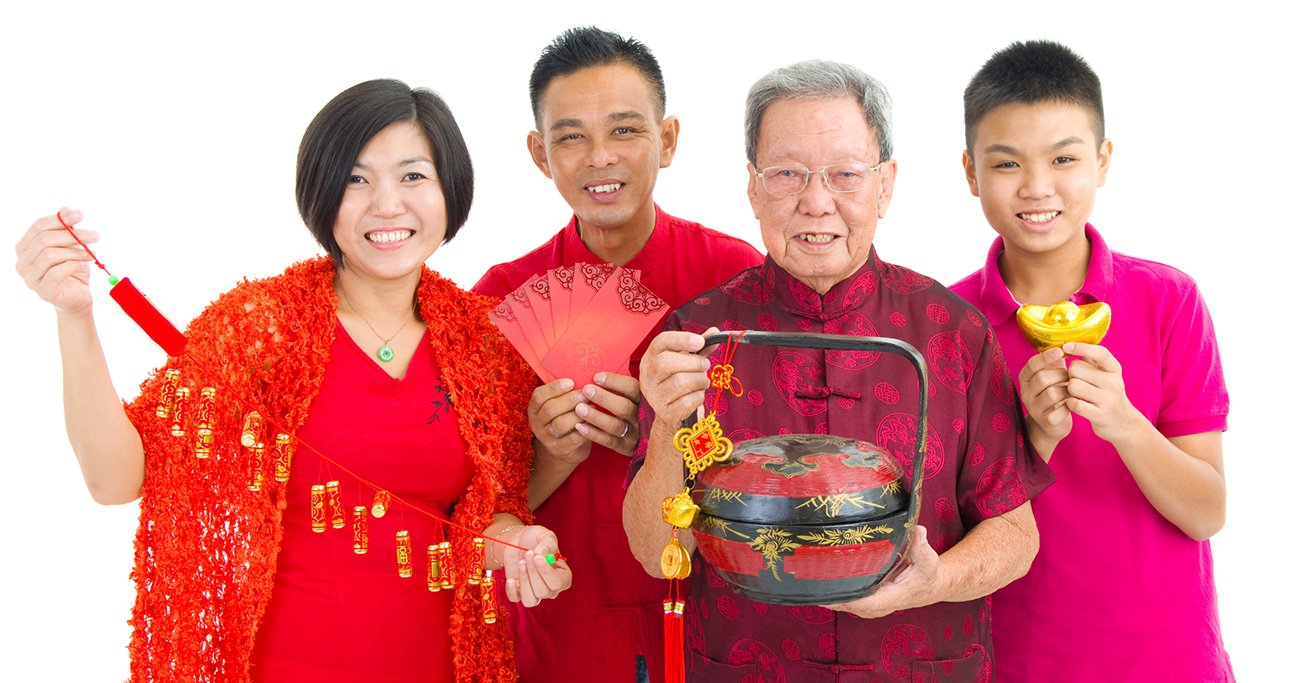 中国の縁起物を持って並ぶ家族