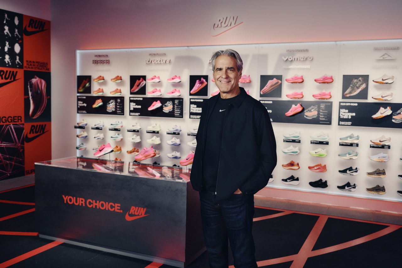 ナイキ復活の一手、超厚底のランニングシューズ