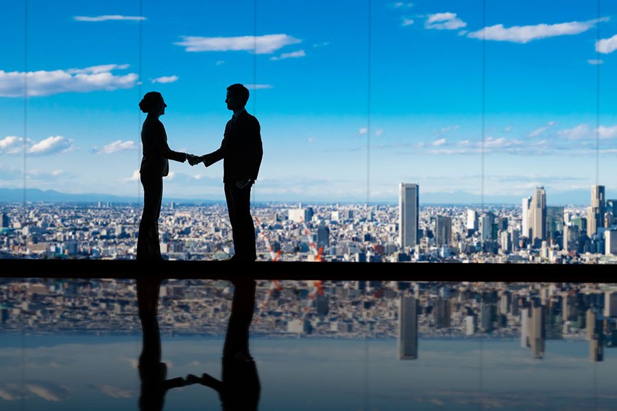 握手するビジネスマン2人の写真