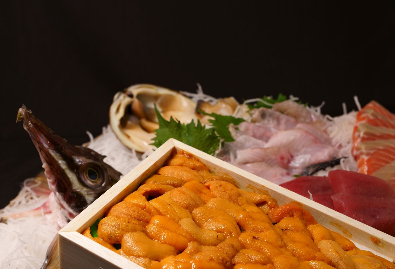 ウニやマグロなど、高級食材の相場がぐっと下がっています。