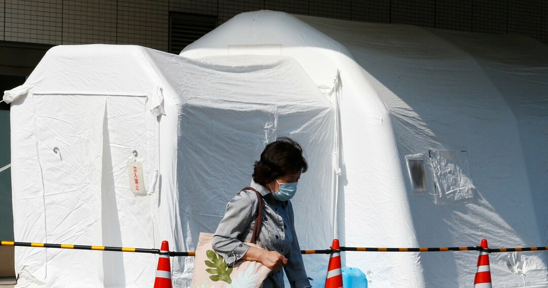 病院の敷地内に感染者の検査をするために設置されたテント