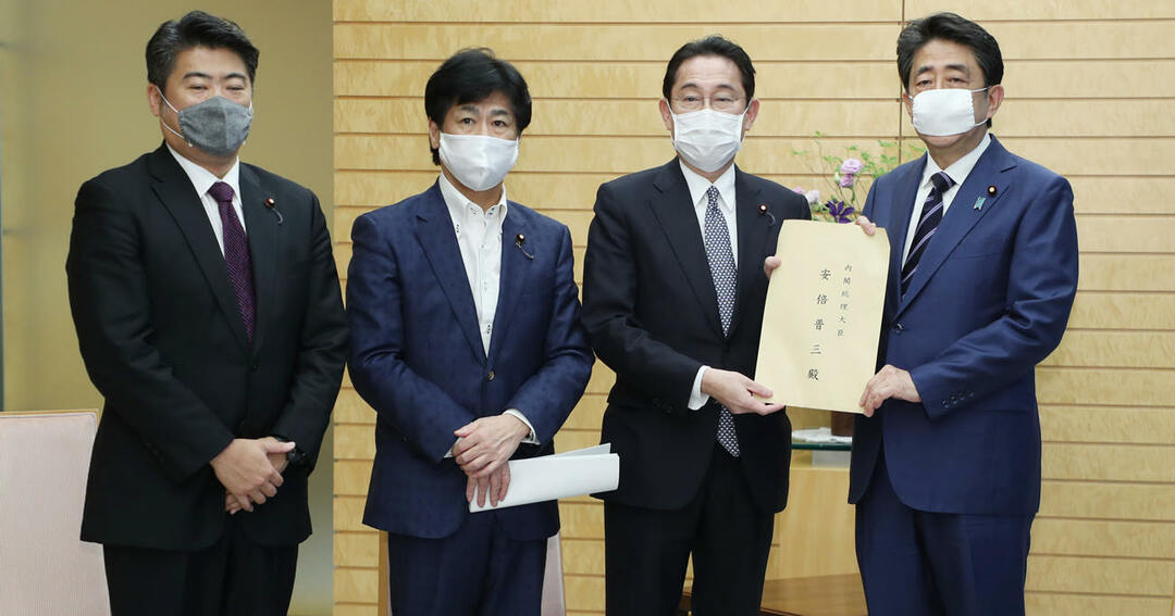 第2次補正予算の申し入れ書を受け取る安倍晋三首相