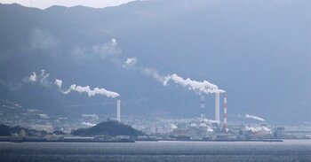 製紙工場の煙突からのぼる煙。愛媛県四国中央市には大手製紙メーカーの丸住製紙、大王製紙などの工場が集まる