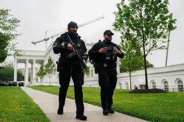米ホワイトハウス近くで銃撃、容疑者死亡