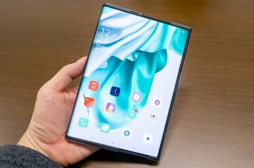 巻き取り式で横に伸びる（！）スマホ、「OPPO X2021」を国内お披露目