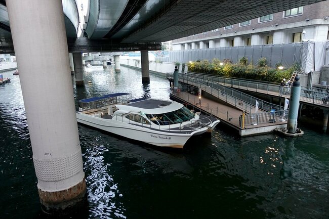 日本橋船着場の到着後に折り返す通勤船