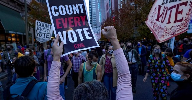 ペンシルベニア州フィラデルフィアで一部の投票の有効性を疑問視するトランプ支持者と、カウントの継続を求めるバイデン支持者