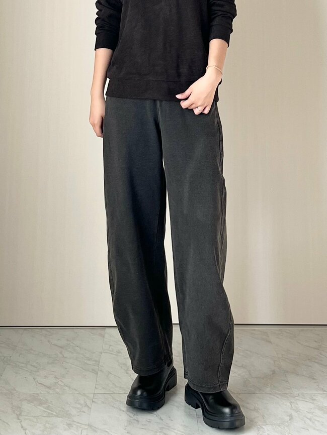 「気に入って2色買いました」GUの“デニムみたいなスウェット”がオシャレなのに楽ちんすぎる！「ダル着っぽくならない」「楽なのでヘビロテしてます！」