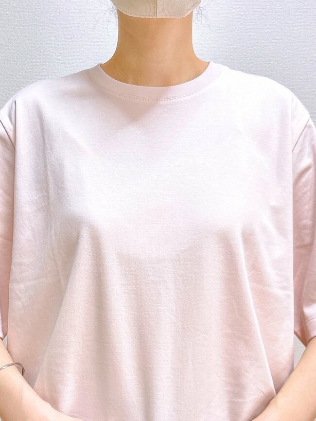 「色違いで何着も持ってます」「華奢に見える」無印良品の“ひんやりトップス”が家でも外でも着ていたくなる！「夏に大活躍する予感」