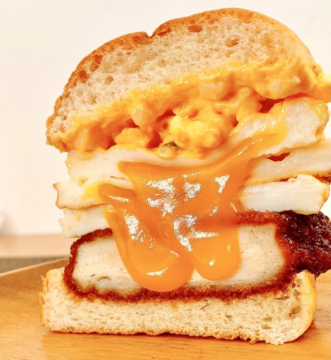 「ボリュームえぐい」「デカすぎる」ケンタッキーの“やけくそバーガー”卵たっぷりで幸福感がすごい！「思った以上にでかくて食べるの大変だった」《実食レビュー》