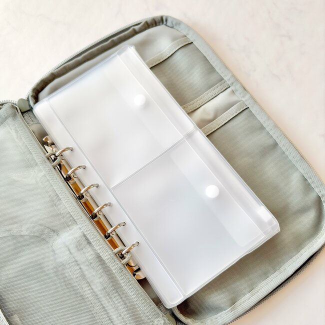 お薬手帳や処方薬がまるっと入る！無印良品の“ポケットたくさん収納ケース”通院グッズ入れにちょうどいい！「中がみやすくて、取り出しやすい」「マルチな収納ができる！」