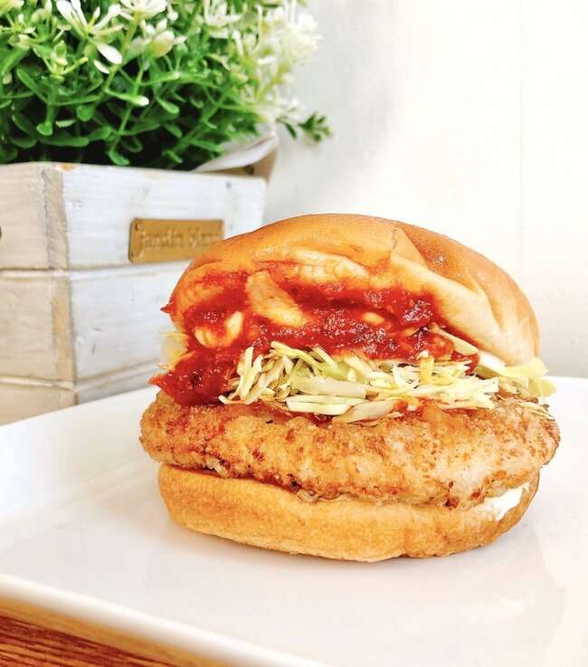 「えげつない中毒性」「あと5個は余裕で食える」モスバーガーの“期間限定バーガー”ひとくちでリピを確信したよ…！「食べたばかりなのに、もう1回食べたい」