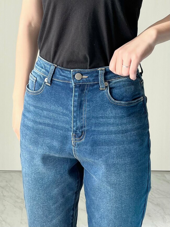 デニムなのに動きやすくて感動…！cocaの「びよーんと伸びるパンツ」シルエットが綺麗で、脚のラインがスッキリ見えるんです！