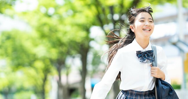 笑顔で走る女子中学生