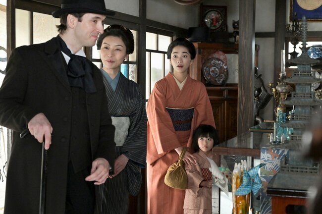 Aぇ！佐野晶哉、メガネ姿で登場！金田一耕助みたいな「くしゃくしゃ髪」に胸がザワつく〈風、薫る第11回〉