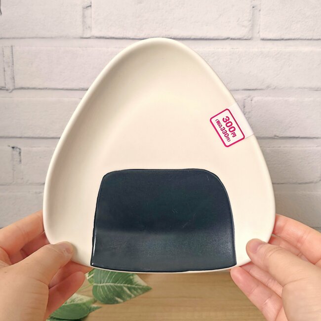 思わず2度見しちゃったよ…!ダイソーで見つけた“おにぎり皿”が可愛すぎて全種類ほしくなっちゃいます!