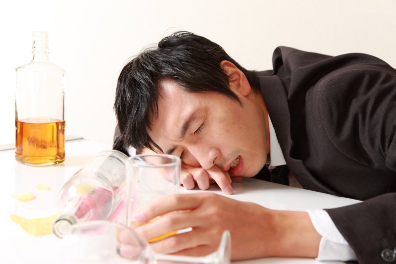 「寝る前のお酒」がもたらす“意外すぎる悪影響”とは?