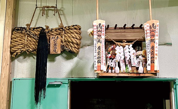 神棚と神社に奉納した引き綱も飾る