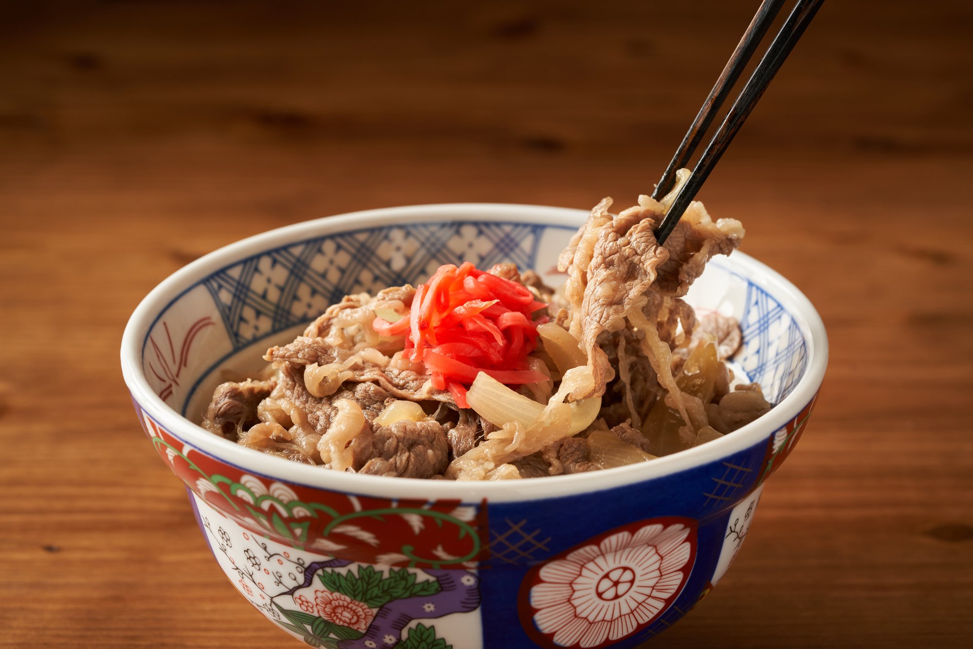 「空飛ぶ牛丼」の天敵はカラス?ここまで来たドローン配送の実証実験