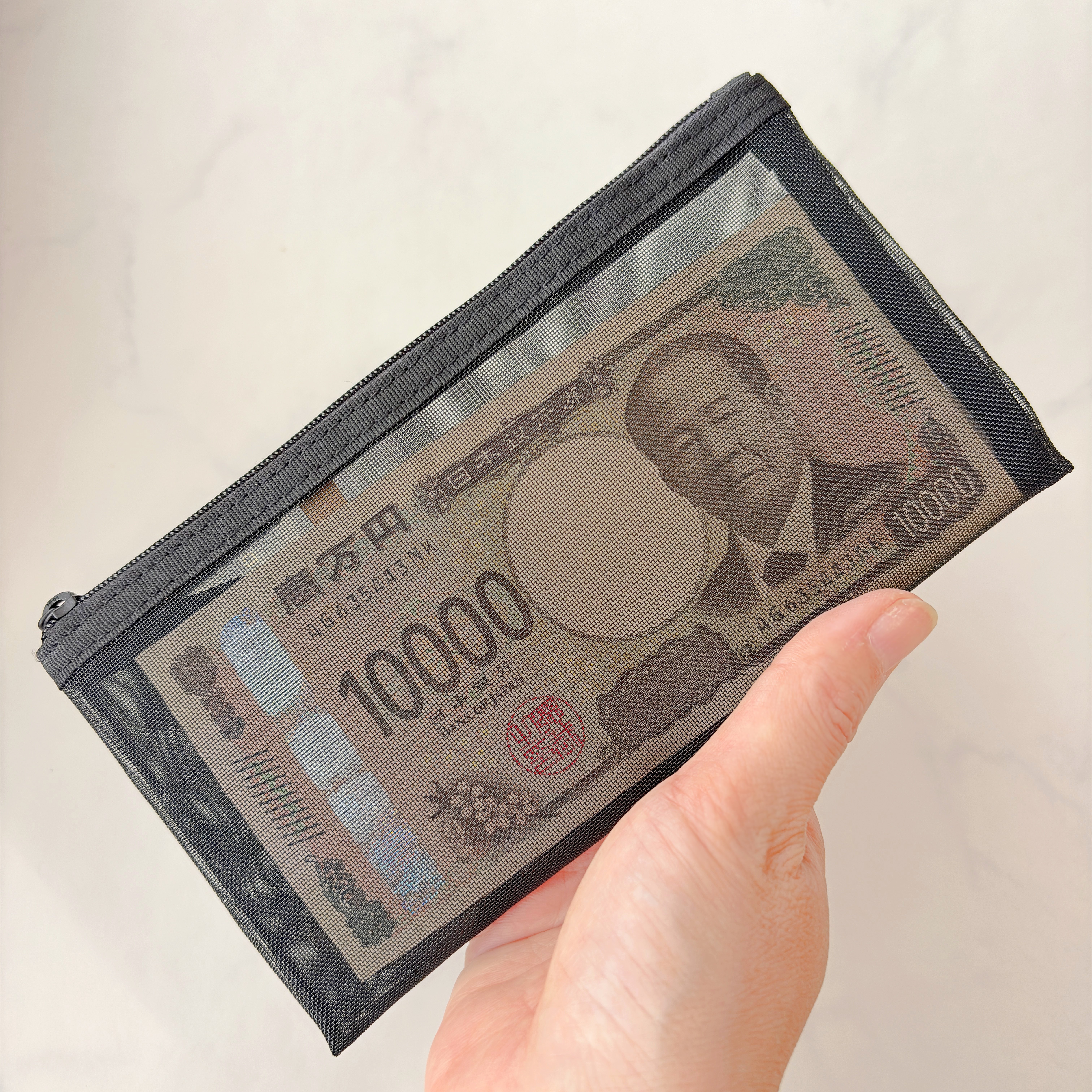 「財布がわりにおすすめ」「軽くてかさばらない」無印良品の“ポケット付きケース”使い道が無限大すぎる！「リピート買いして5つ利用しています」