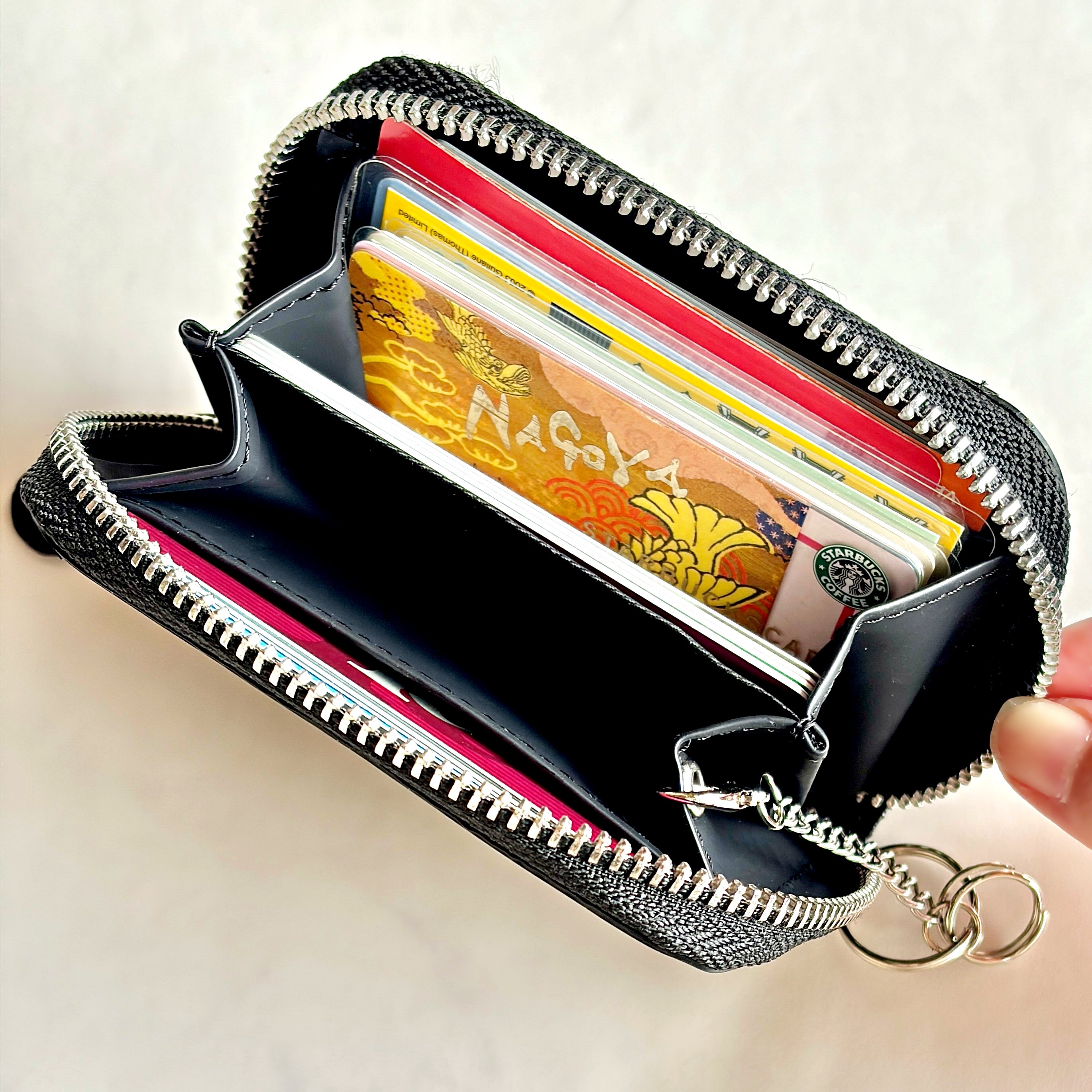 カードや診察券が27枚入った…！3COINSの「ガバッと開くミニ財布」小銭が取り出しやすくて嬉しい！《購入レビュー》