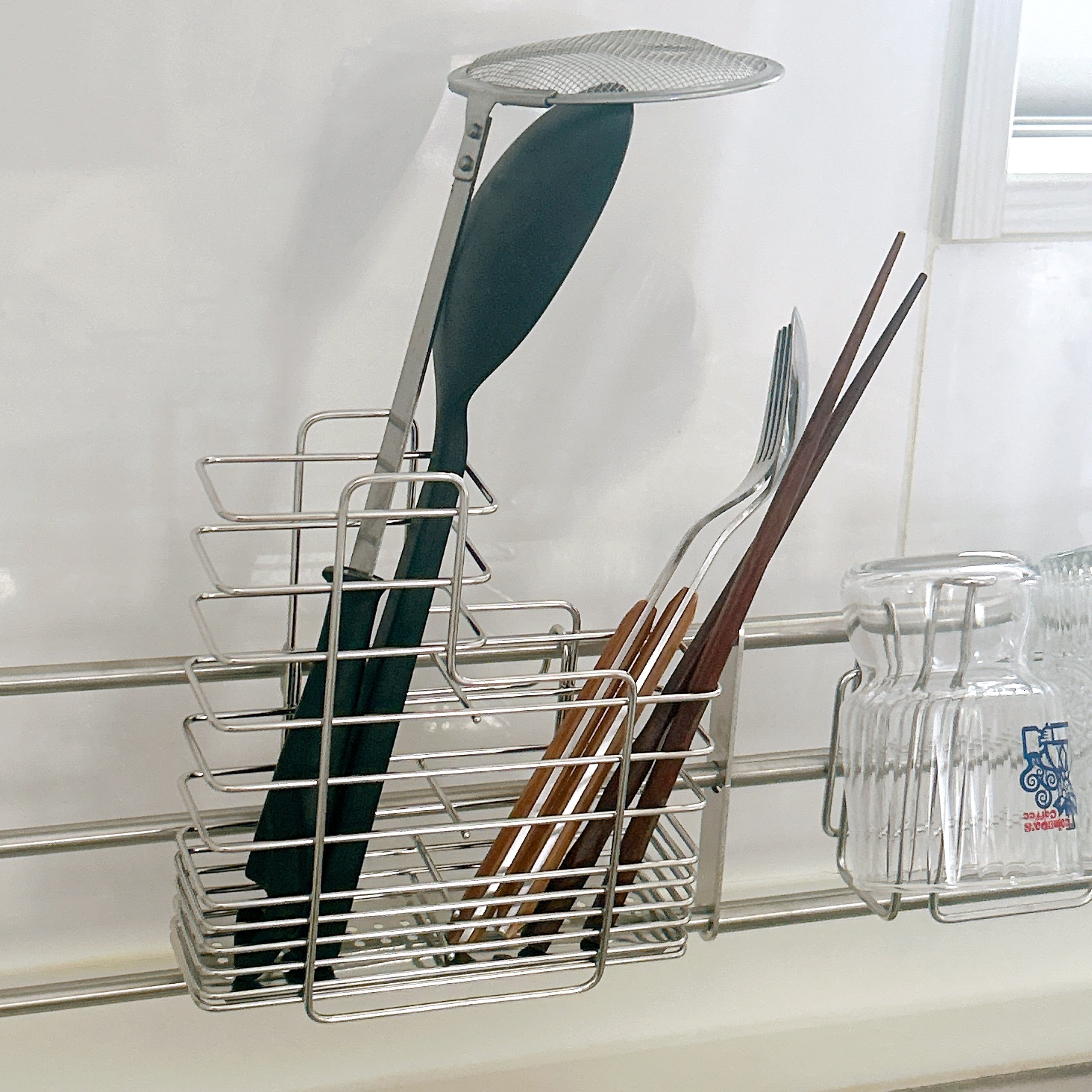 シンクの奥に置けちゃった!ニトリの「浮かせるキッチン収納」が画期的すぎる…!水筒やまな板もスッキリ片付きます!