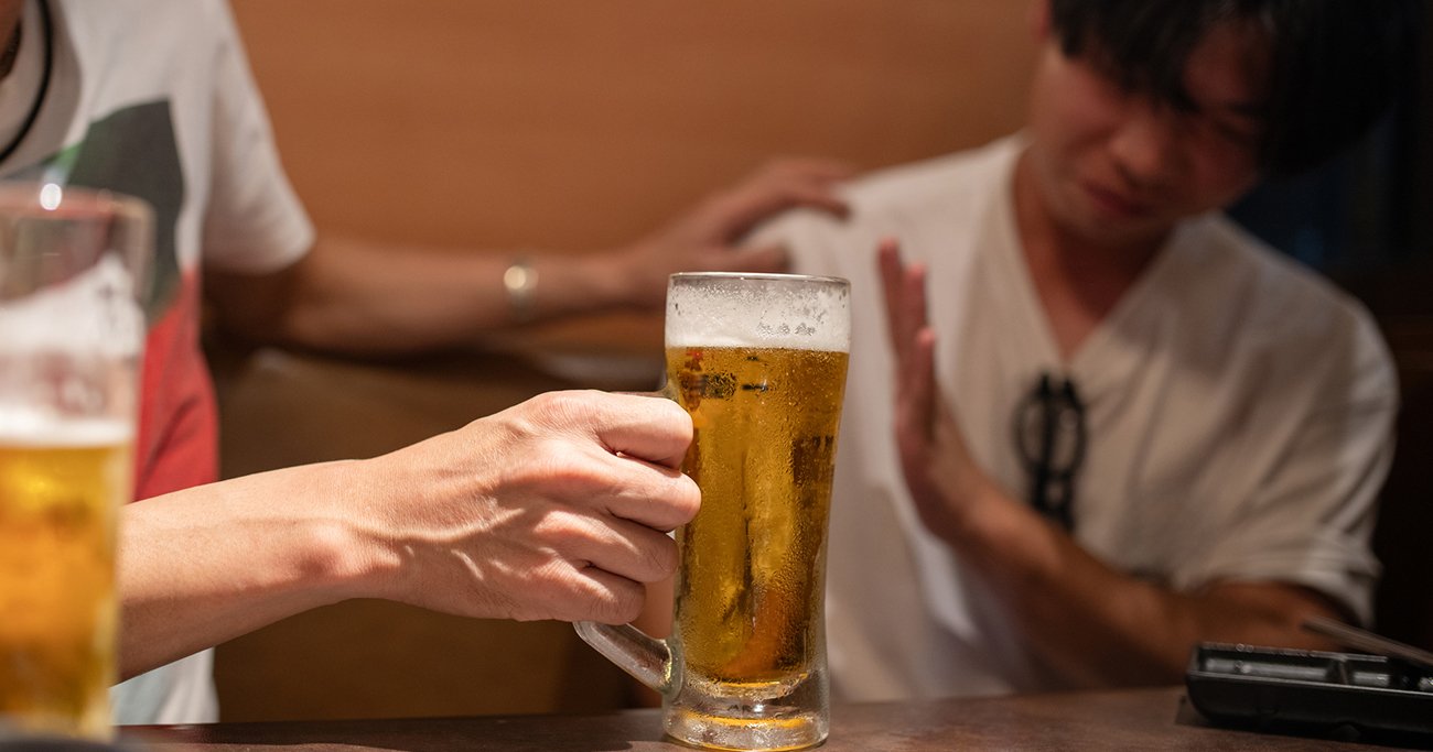 ビールを差し出されて断る男性