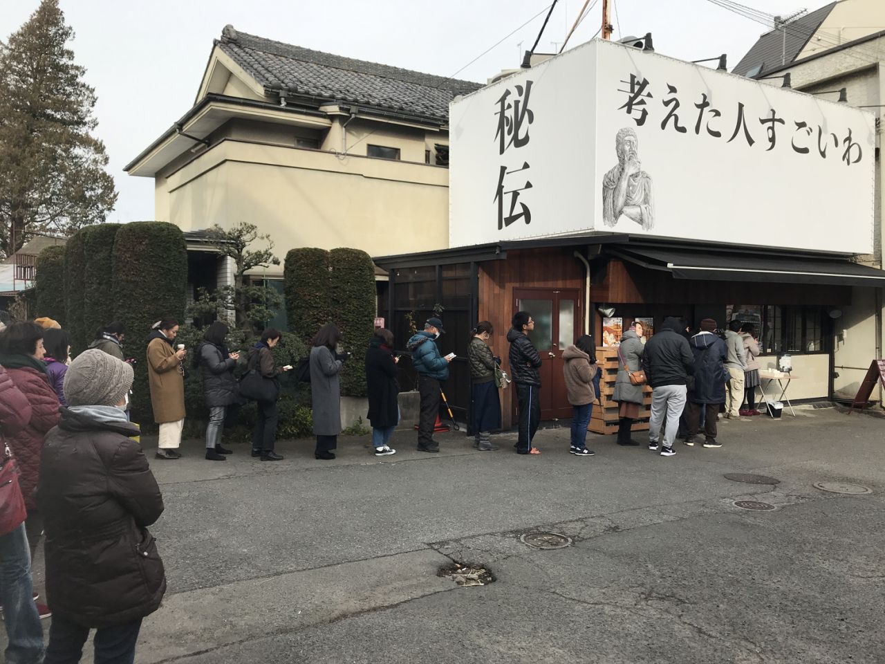 パン屋「考えた人すごいわ」に並ぶお客たち