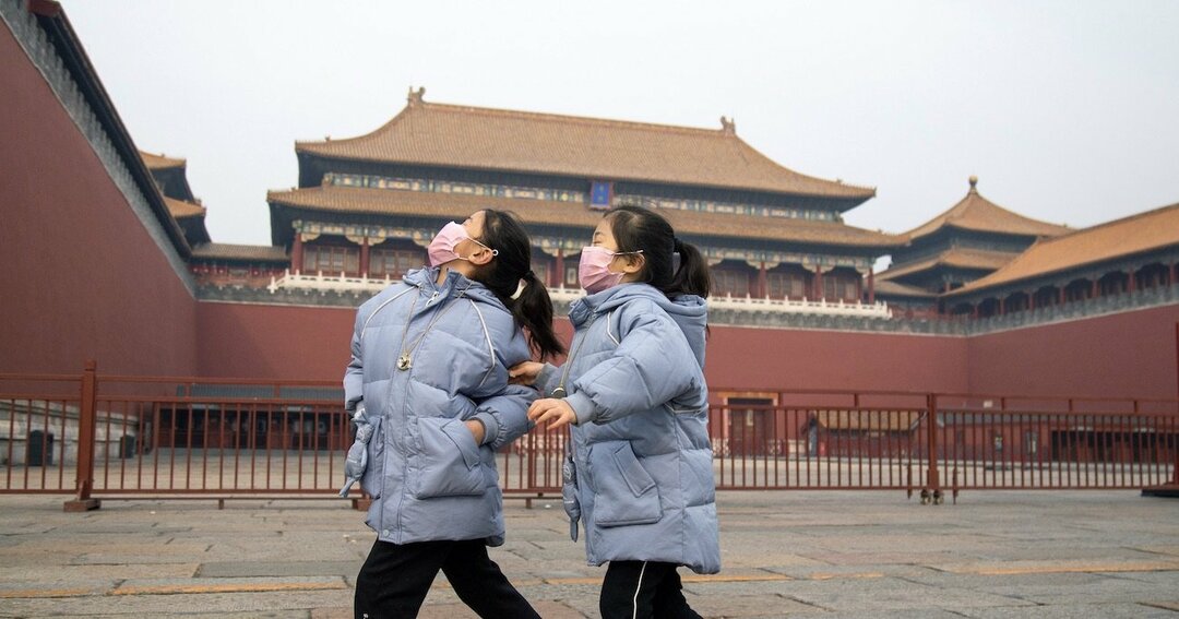 中国・北京のマスクをする少女2人