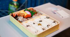 新幹線の窓側から移動したいが、通路側の人はお弁当…何と声をかけるのが正解？